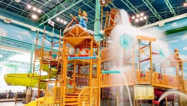 indoor waterpark in Great Wolf Lodge