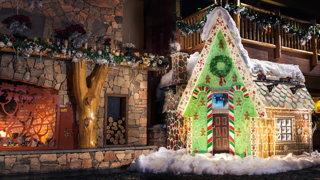 https://www.greatwolf.com/cdn-cgi/image/fit=scale-down,width=1300/content/dam/greatwolf/sites/www/seasons/snowland/gingerbread-house/Gingerbread-House-2016-1040x585.jpg