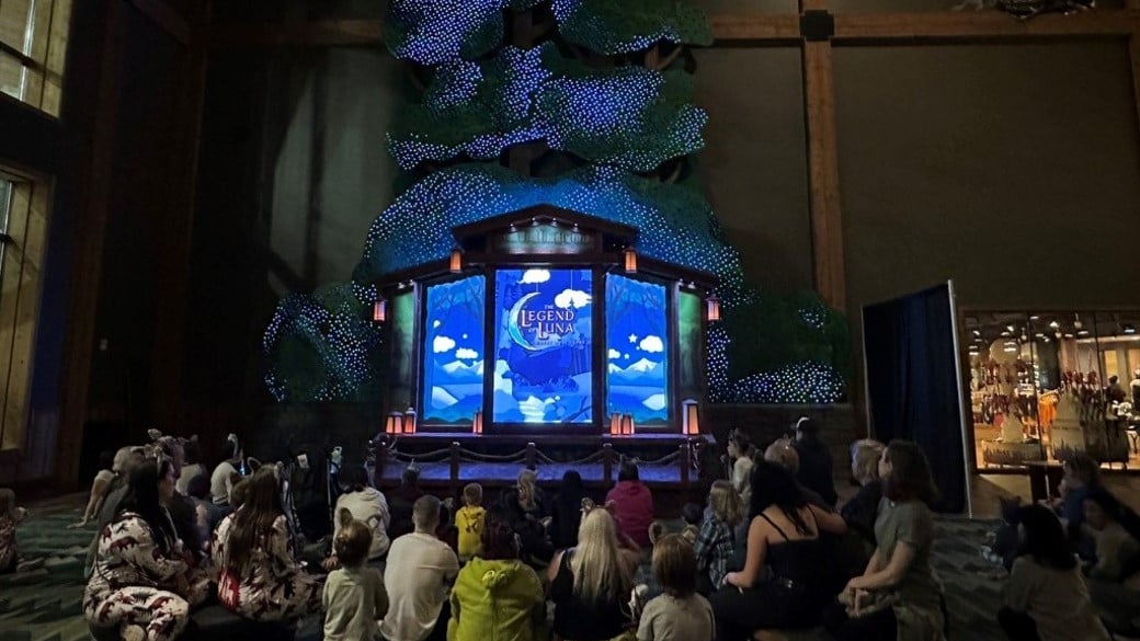 Legend of Luna lobby show at Great Wolf Lodge Grand Mound