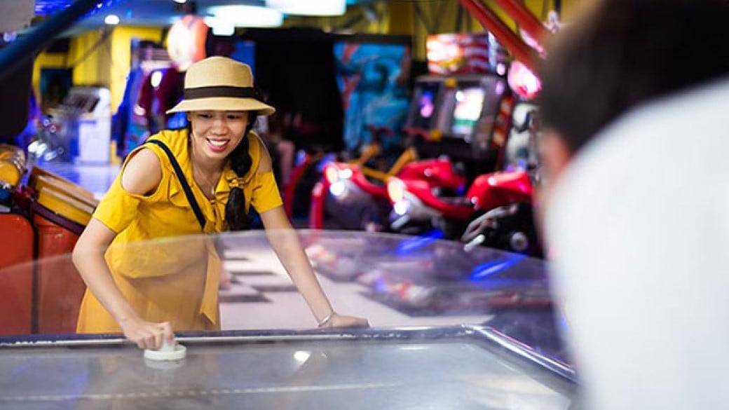 Guest enjoing an arcade game at great wolf lodge and indoor water park