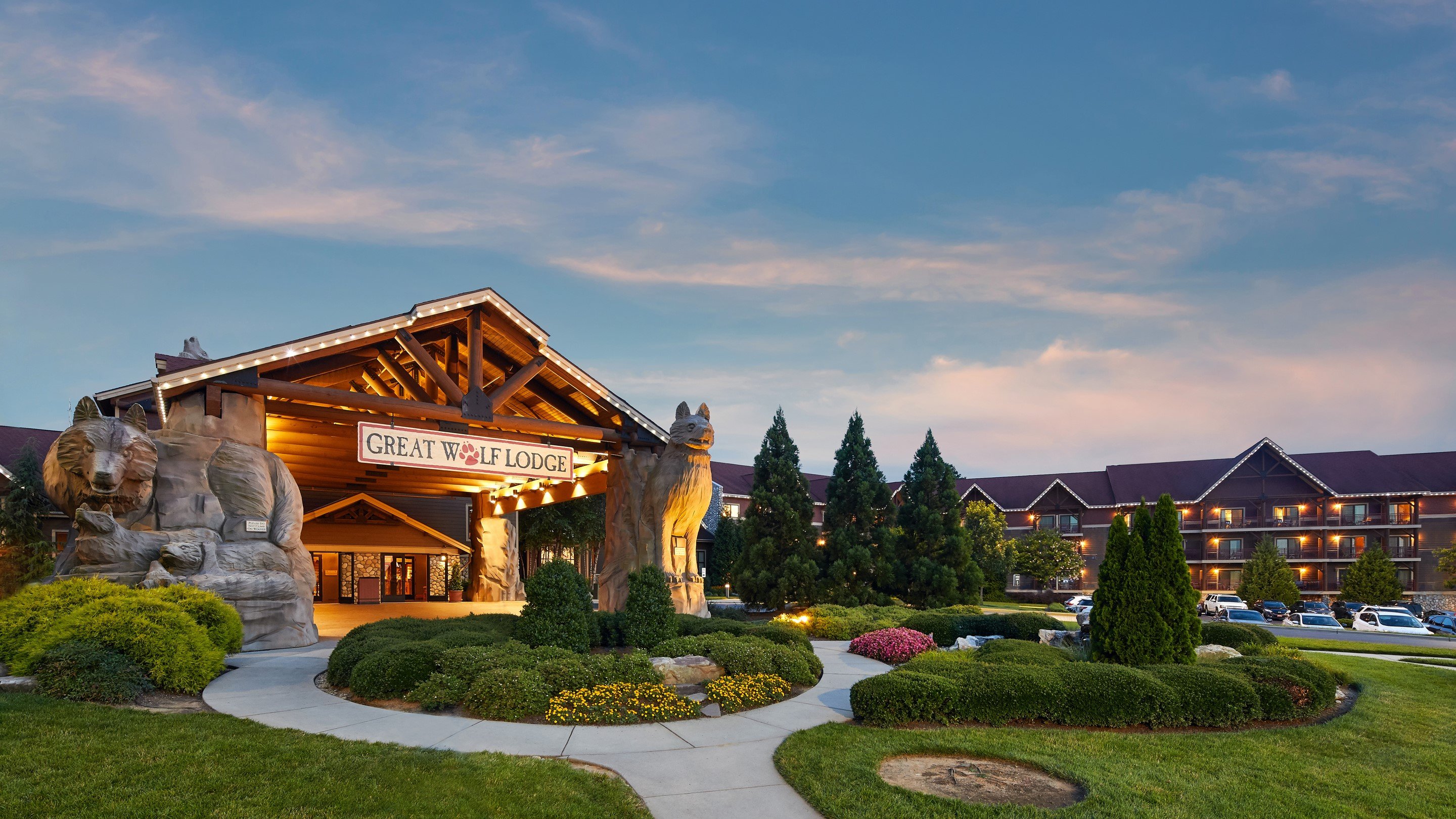 Outdoor pool at Great Wolf Lodge Concord