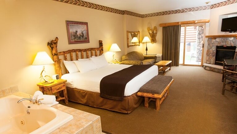 https://www.greatwolf.com/content/dam/greatwolf/sites/www/locations/wisconsin-dells/Suites/Themed/Whirlpool_Fireplace_Suite/concord-whirlpool-suite-img8003-1200x500.jpg