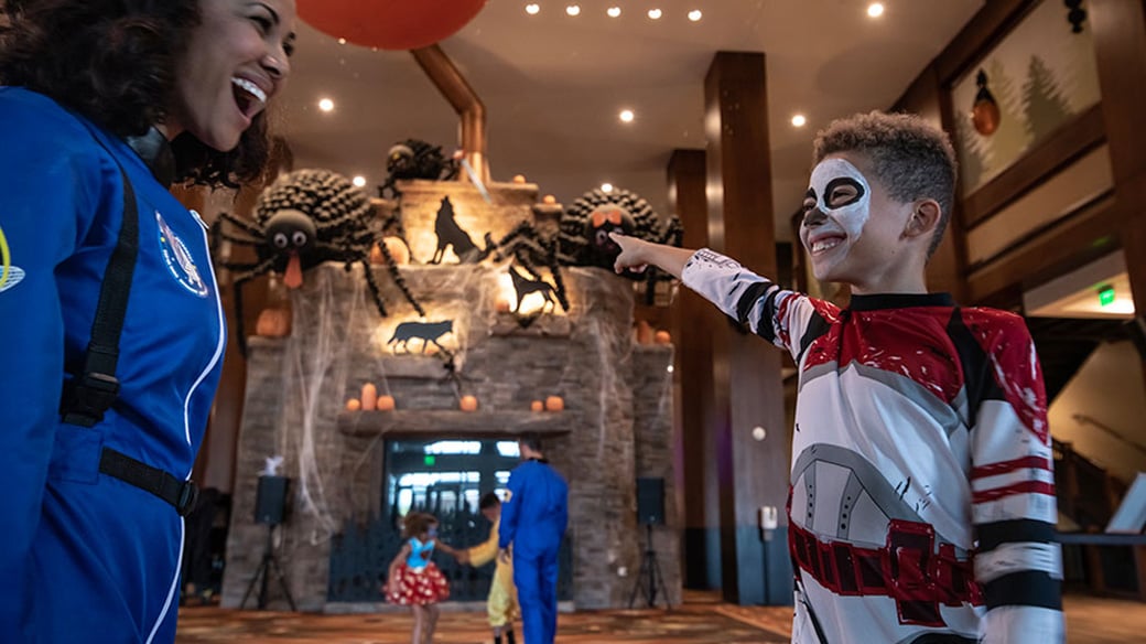 16 Halloween Minute to Win it Games - Great Wolf Lodge Family Fun🍖