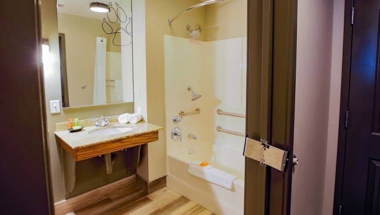 The bathroom in the Deluxe Cabin Suite