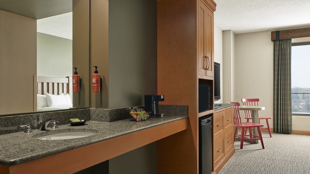 The bathroom in the Grizzly Bear Family Suite (Standard)