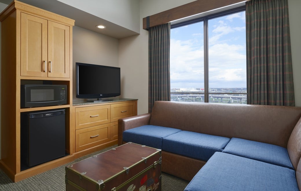 The living space and couch in the Junior Grizzly Family Suite (Accessible Bathtub)