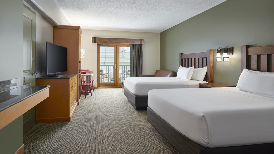 The hallway in the Junior Grizzly Family Suite (Accessible Bathtub)