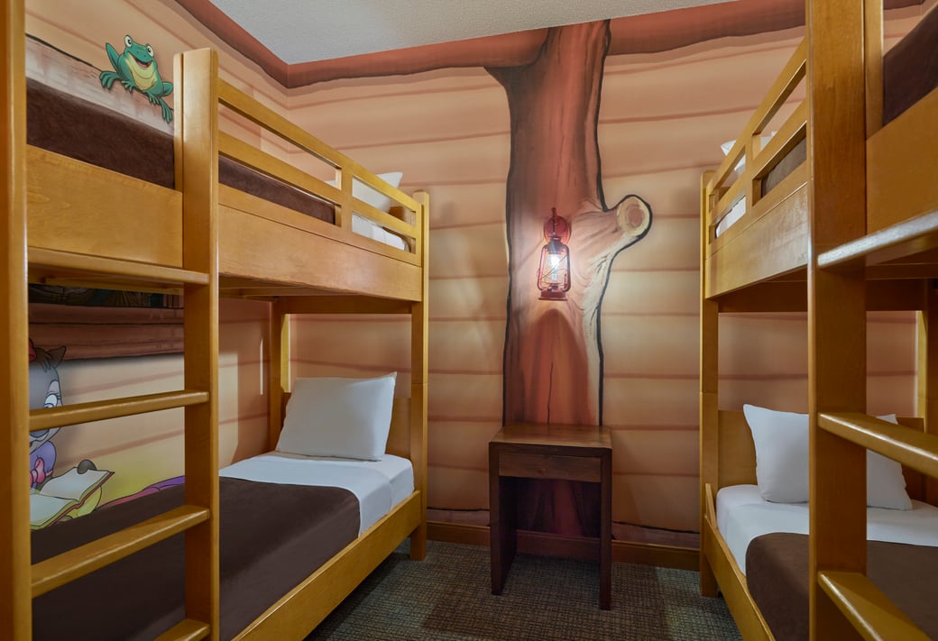 The bunk beds in Queen Cabin Suite Waterpark Balcony