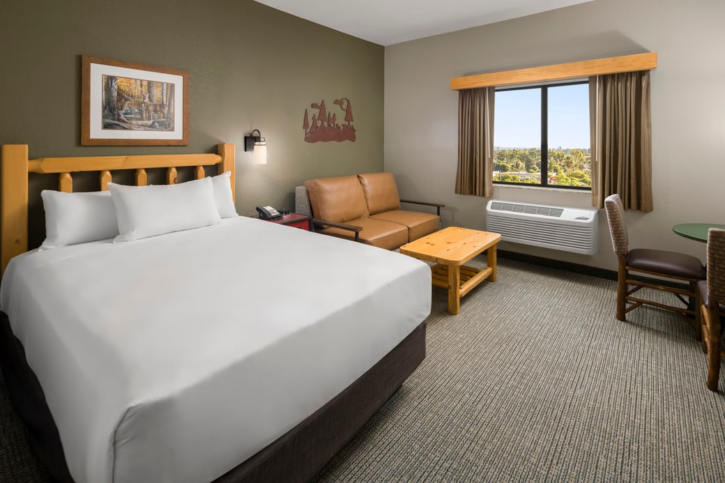 Deluxe Wolf Den King Suite (Renovated) | Suite | Great Wolf Lodge