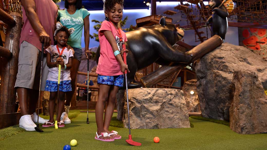 Howl in One Mini Golf, Attractions