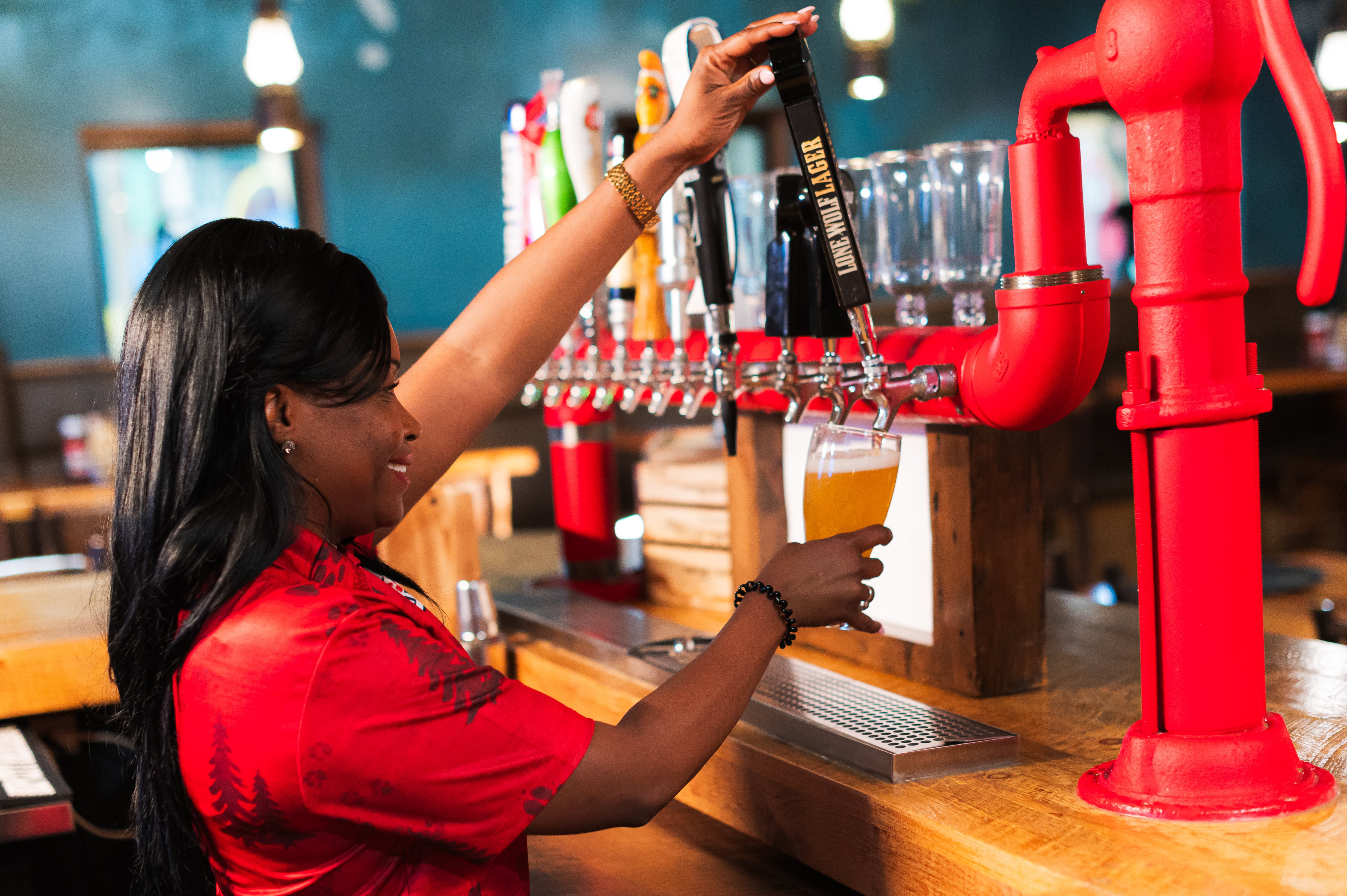 server pouring beer 