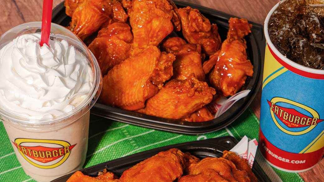 Buffalo wings with dip and drinks