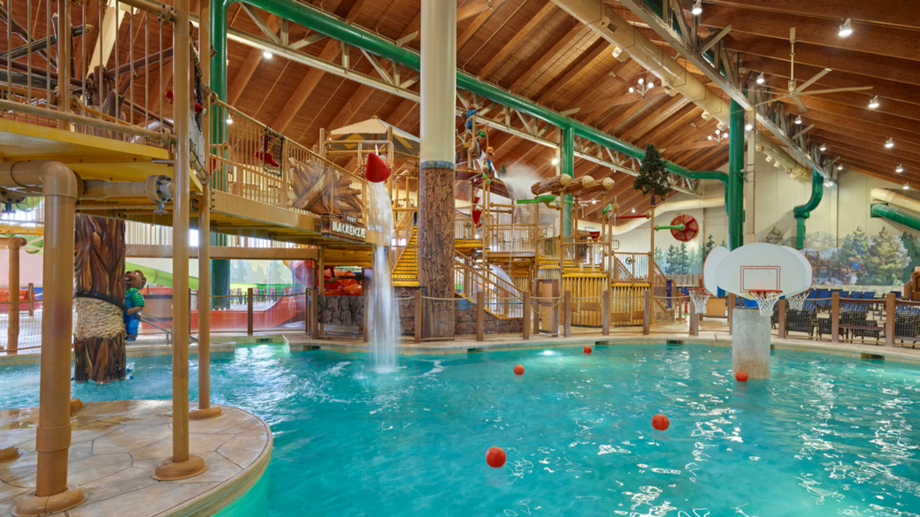 Chinook Cove Water Basketball | Colorado Springs Resort | Great Wolf Lodge